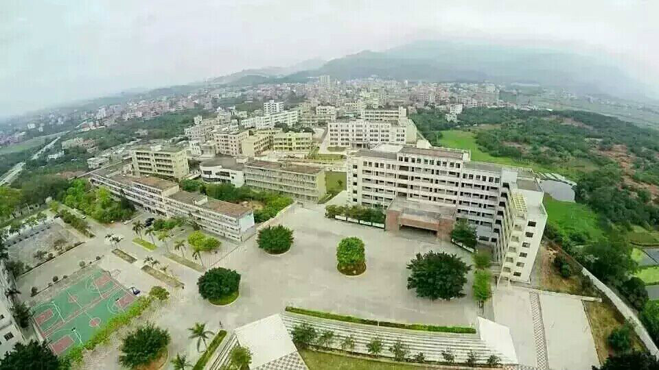  p>电白县第三中学,学校创办于1939年9月,它前身是电白师范,电白县立