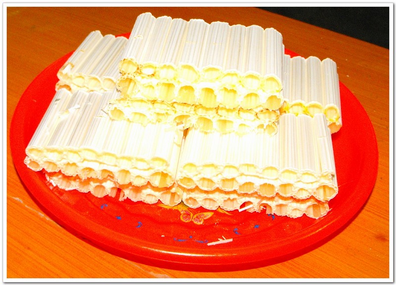 以糖制成,颜色呈乳白色,含有细致的纹路,颜色有如大蒜,白葱一般,且