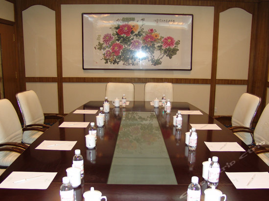  p>青岛复盛大酒店开业时间2004年10月1日,主楼高7层,附楼高2层,共有