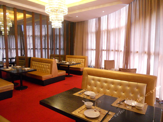 鸿运大酒店是一座按国际三星级标准建造,装饰的现代化酒店,地处