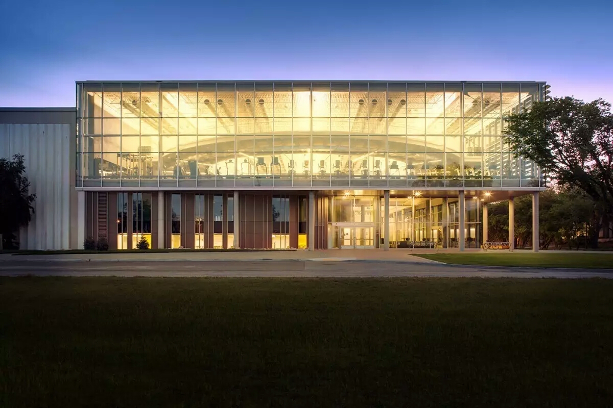  p> b>曼尼托巴大学(university of manitoba) /b>,简称曼大,坐落于 a