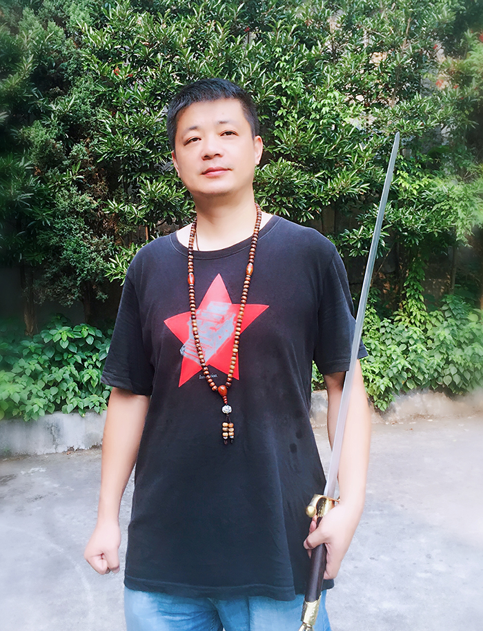  p>马俊,男,江苏镇江人,1974年出生于景德镇,艺术学学士,2012年由江西