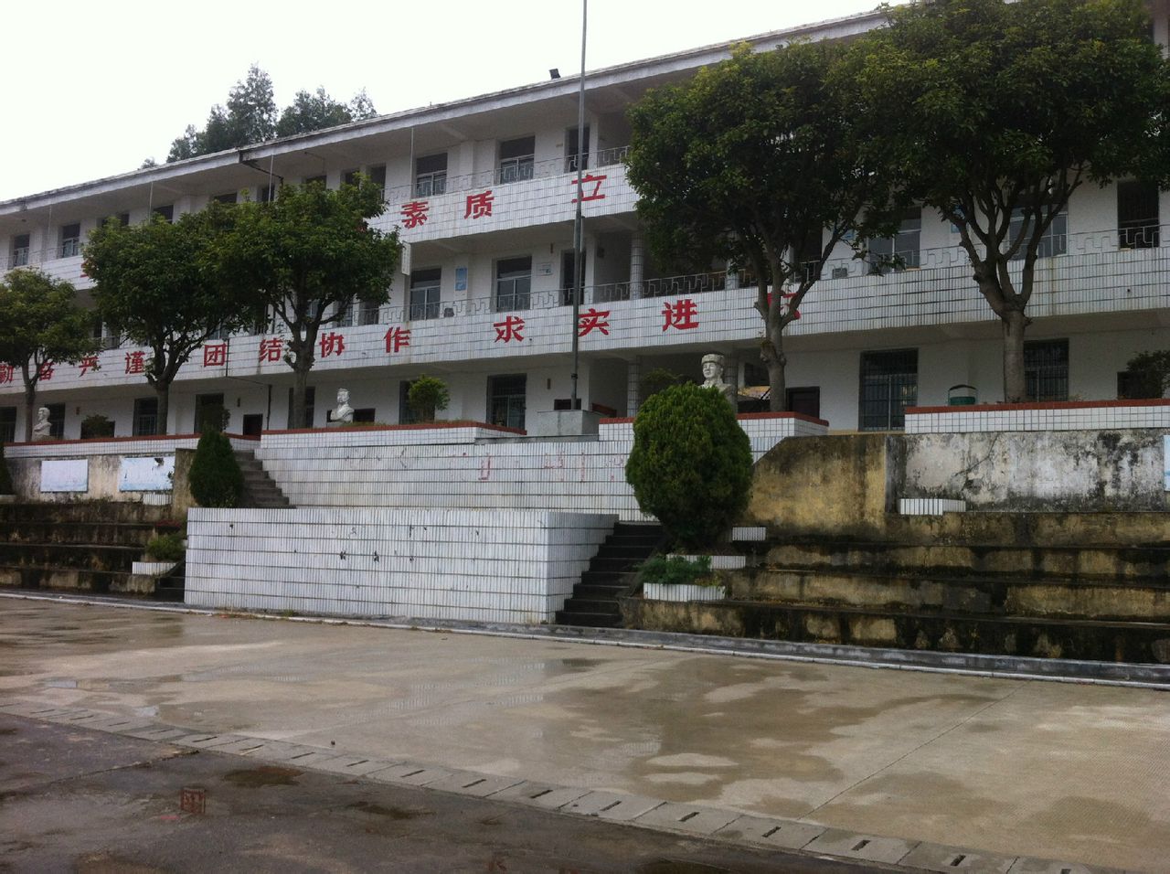  p>惠安县黄塘中学,位于惠安县黄塘镇后郭村.