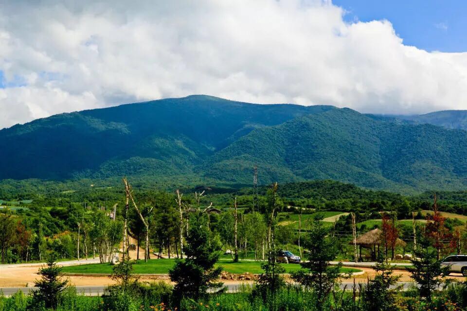  p>鳌山滑雪场位于陕西省宝鸡市太白县秦岭第二主峰 a target="_blank