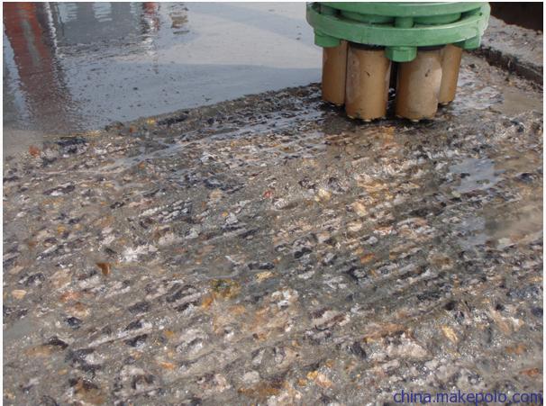  p>凿毛,是用一种"斩斧"的工具把已经完成的混凝土结构面凿出一条条