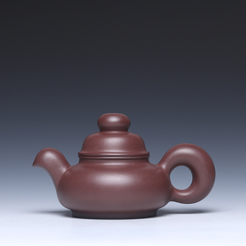  p>孙永才,1984年生于陶都宜兴,中国工艺美术学会会员,中国紫砂协会