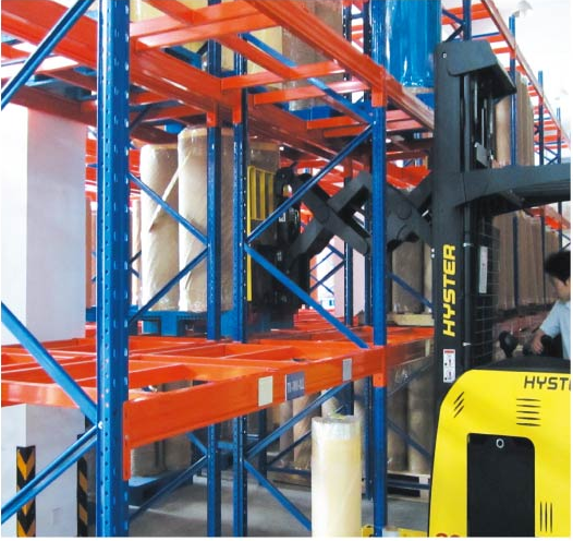 是一种采用剪刀式叉车,将货架设计成双排并列存放的货架类型. /p>