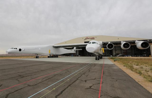  p>"平流层发射"巨型双身飞机(英文:stratolaunch,译文:平流层发射)