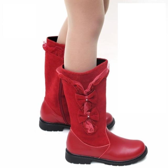 童靴是专门为儿童设计的,并依据儿童年龄段的孩子脚