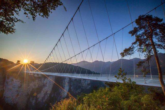  p>云天渡(yuntiandu glass bridge),原称张家界大峡谷玻璃桥,位于
