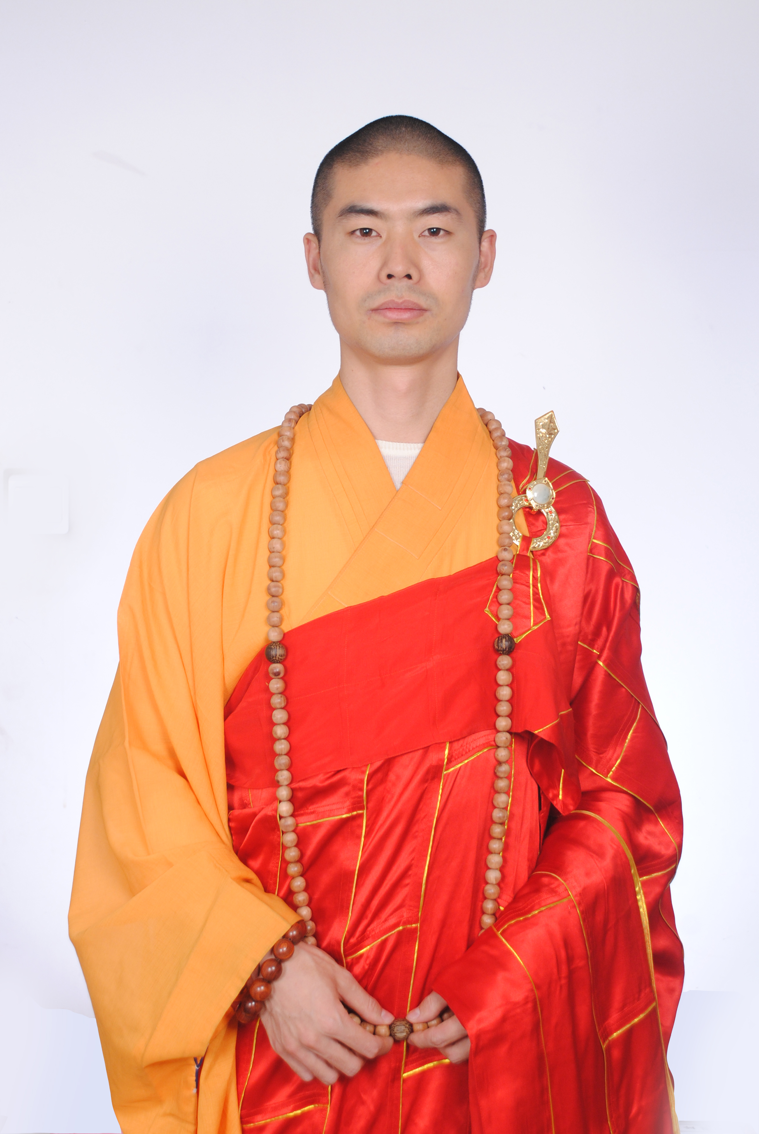 2003年大学毕业后,在盘锦市高升念佛堂礼上昌下悟法师剃度出家;2004年