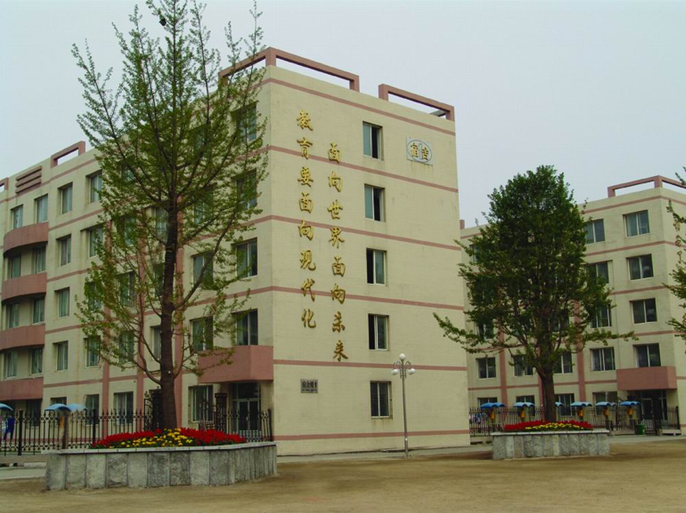 市大东区站前街29号,前身为安东县师范班,创建于1952东港二中校门年