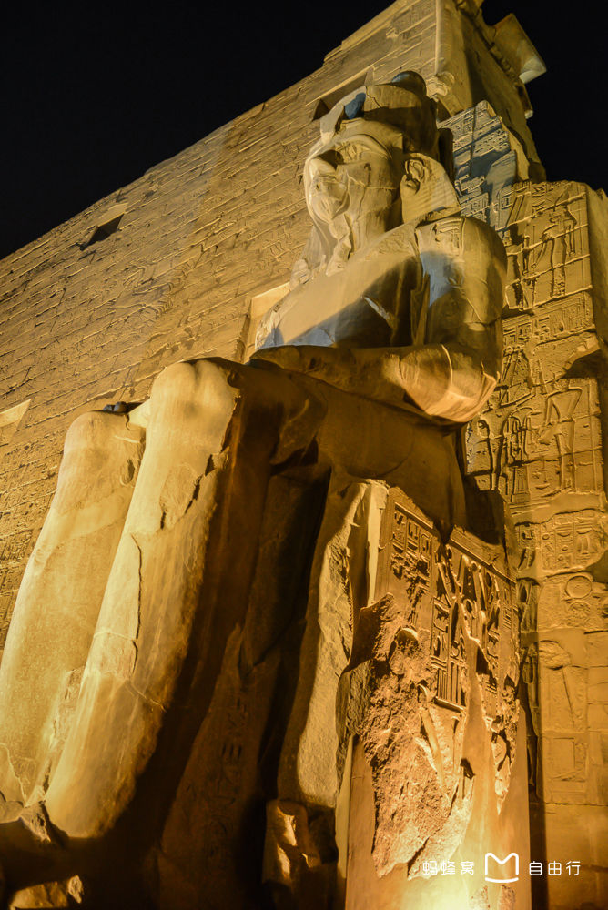  p> a target="_blank" href="/item/卢克索">卢克索 /a>神庙坐落在