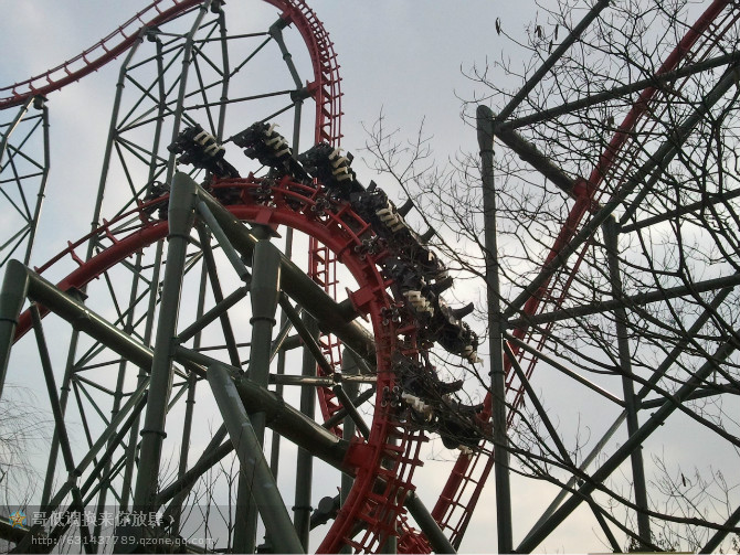 它不同于其他的过山车 ,其座位悬挂在主车厢两侧,并可以随轨道的设计