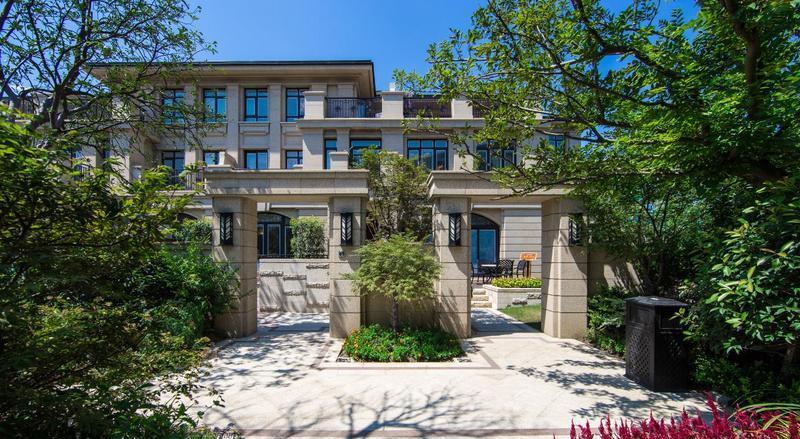  p>正荣国领位于苏州市吴中南双湖,由正荣苏南(苏州)置业发展有限公司