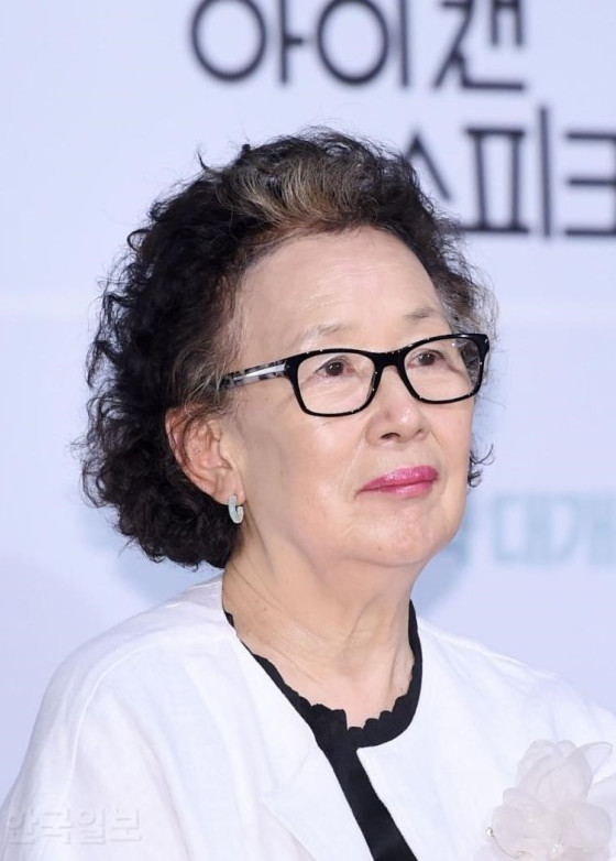 1941年11月30日出生于中国北京,毕业于首尔昌德女子高中,韩国女演员