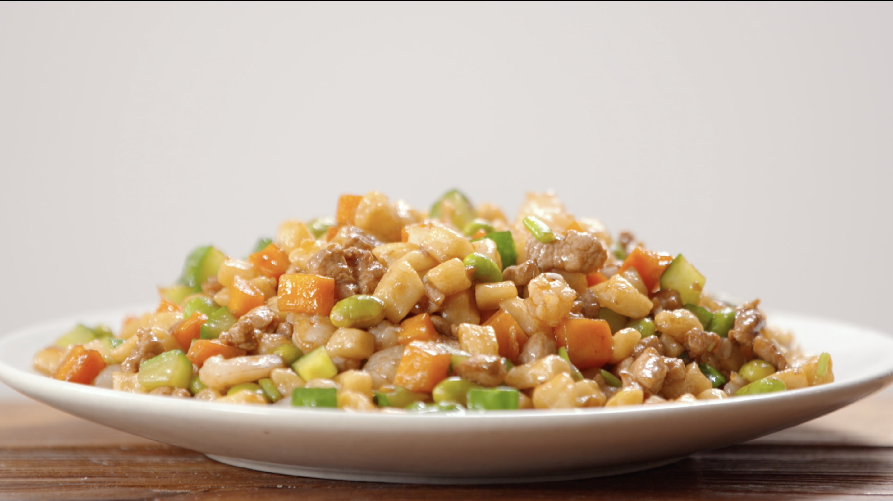  p data-id="gnvgz925te">炒疙瘩是北京的一种特色的炒面食品.