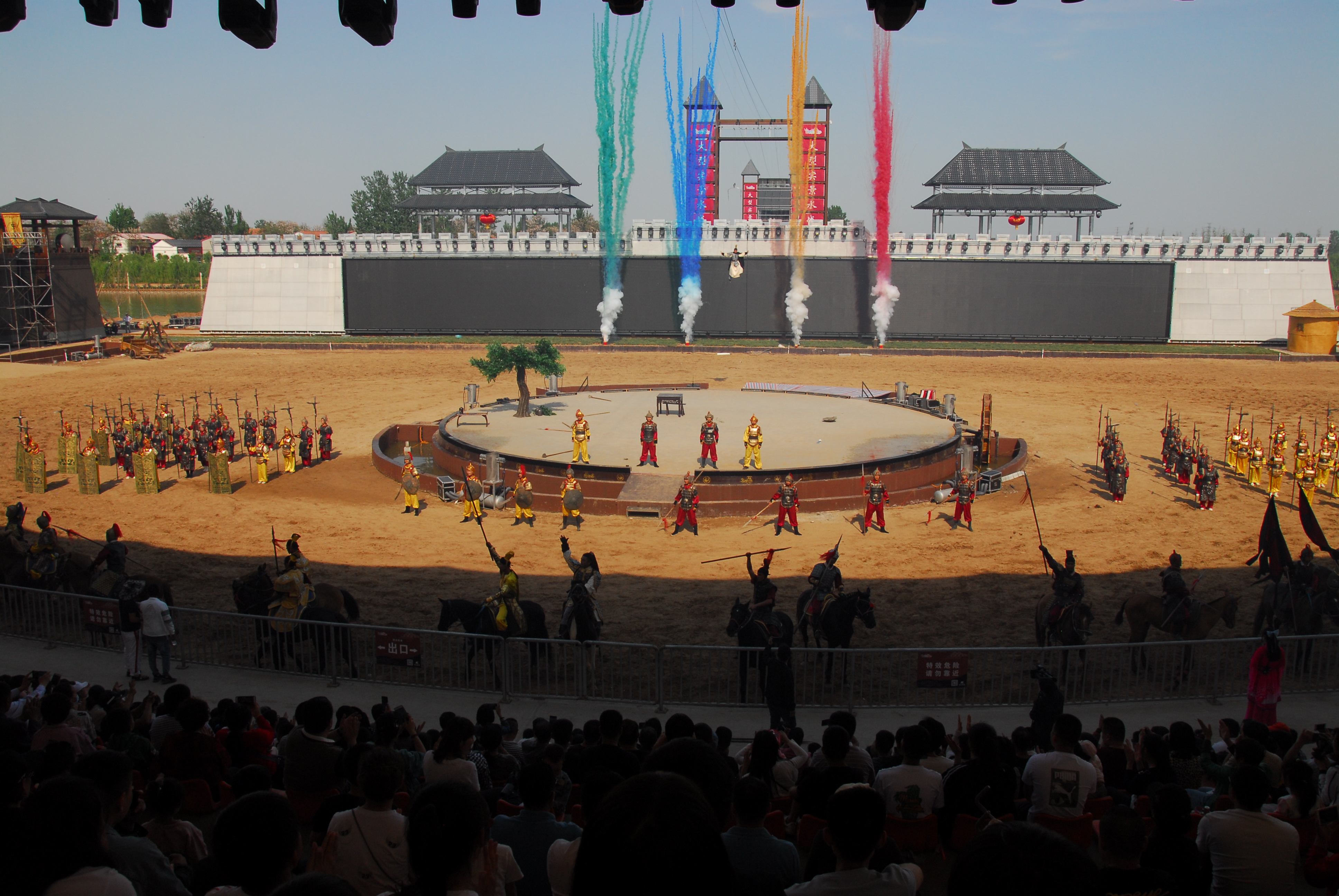  p data-id="gnbil4euv2">赵王欢乐城位于邯郸市广平县东湖公园南侧.