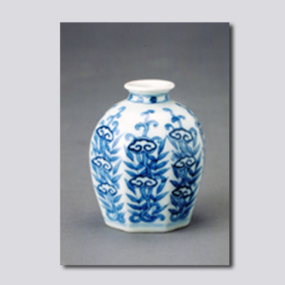  p>青花灵芝纹鼻烟壶是清雍正(1723-1735)时期的一件文物,现收藏于