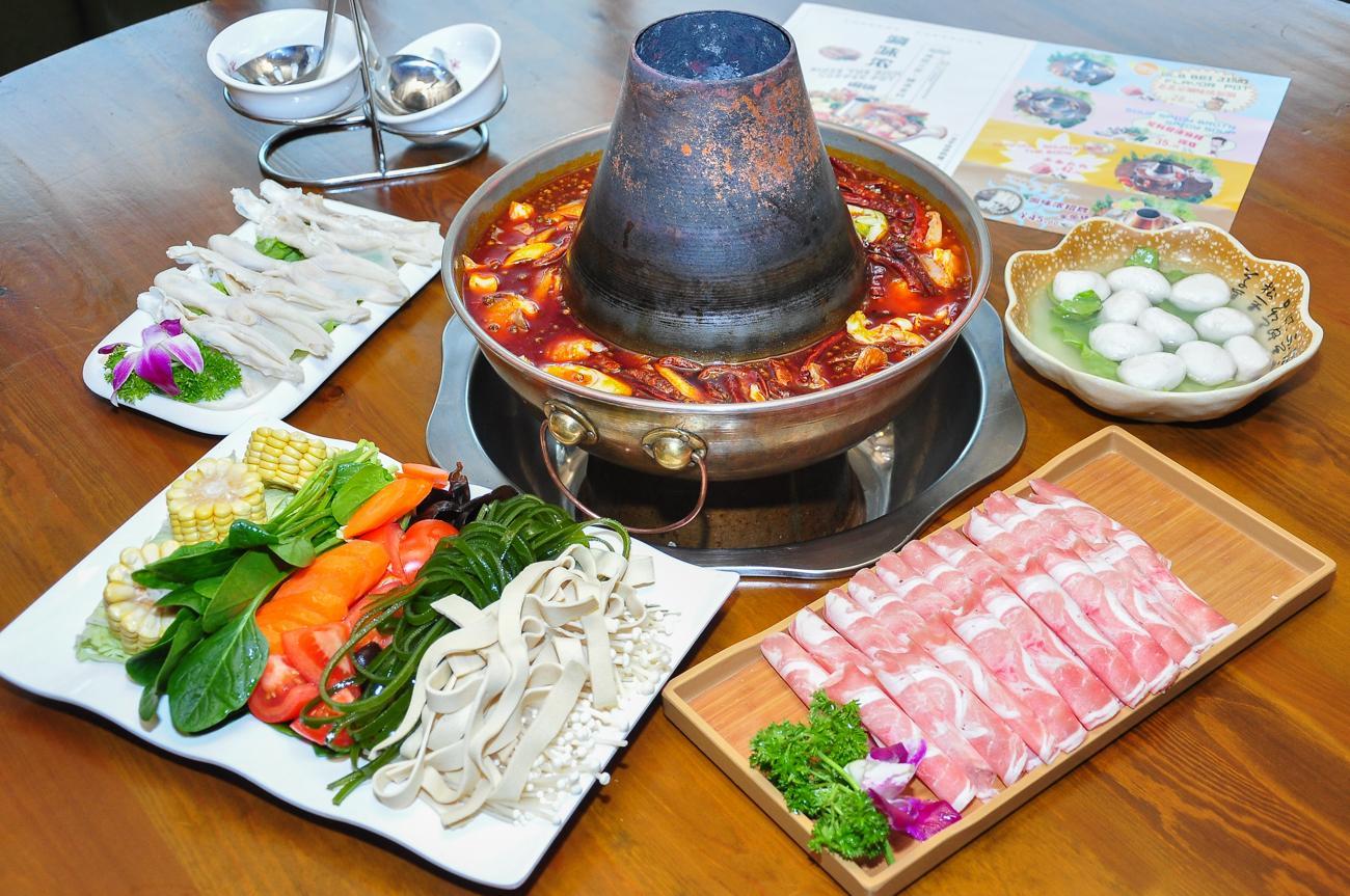  p>老北京火锅是一种北派火锅,汤锅的锅底相对清淡,调味料的品种很多