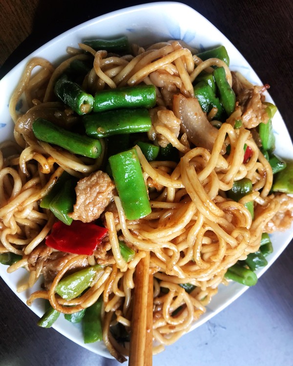  p>豆角焖面条是一道简单的家常饭,主料是豆角150克,鲜面条250克,大蒜