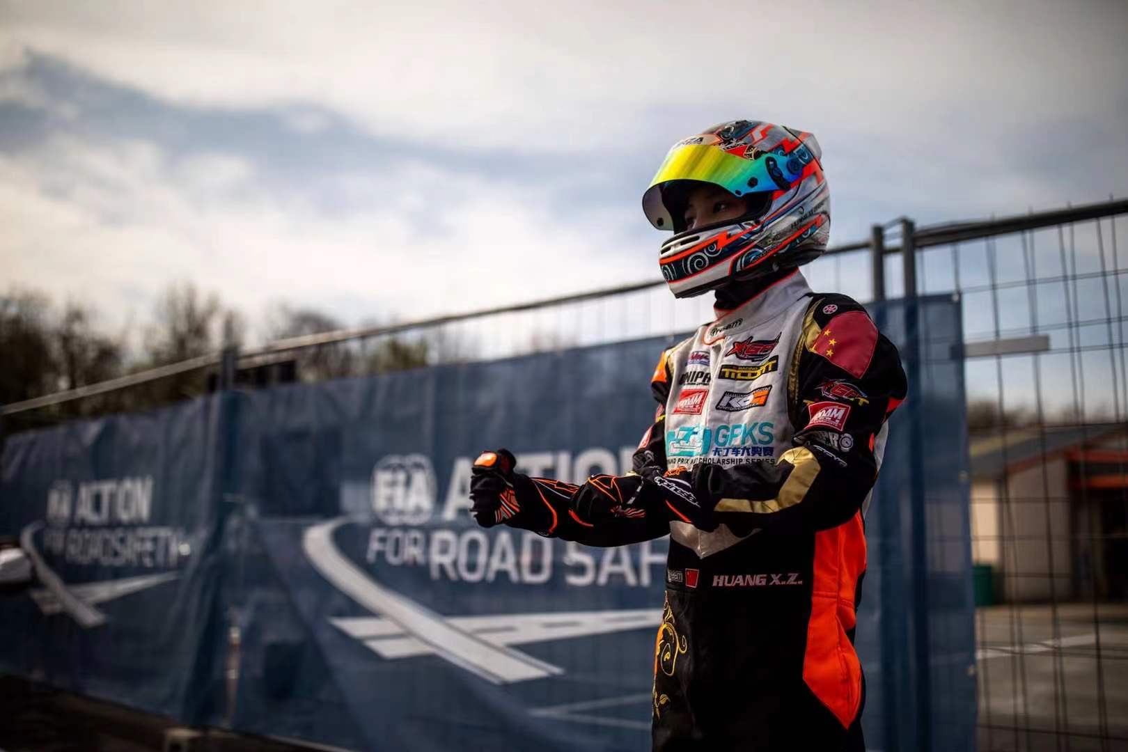 blank" href="/item/赛车手/3485137" data