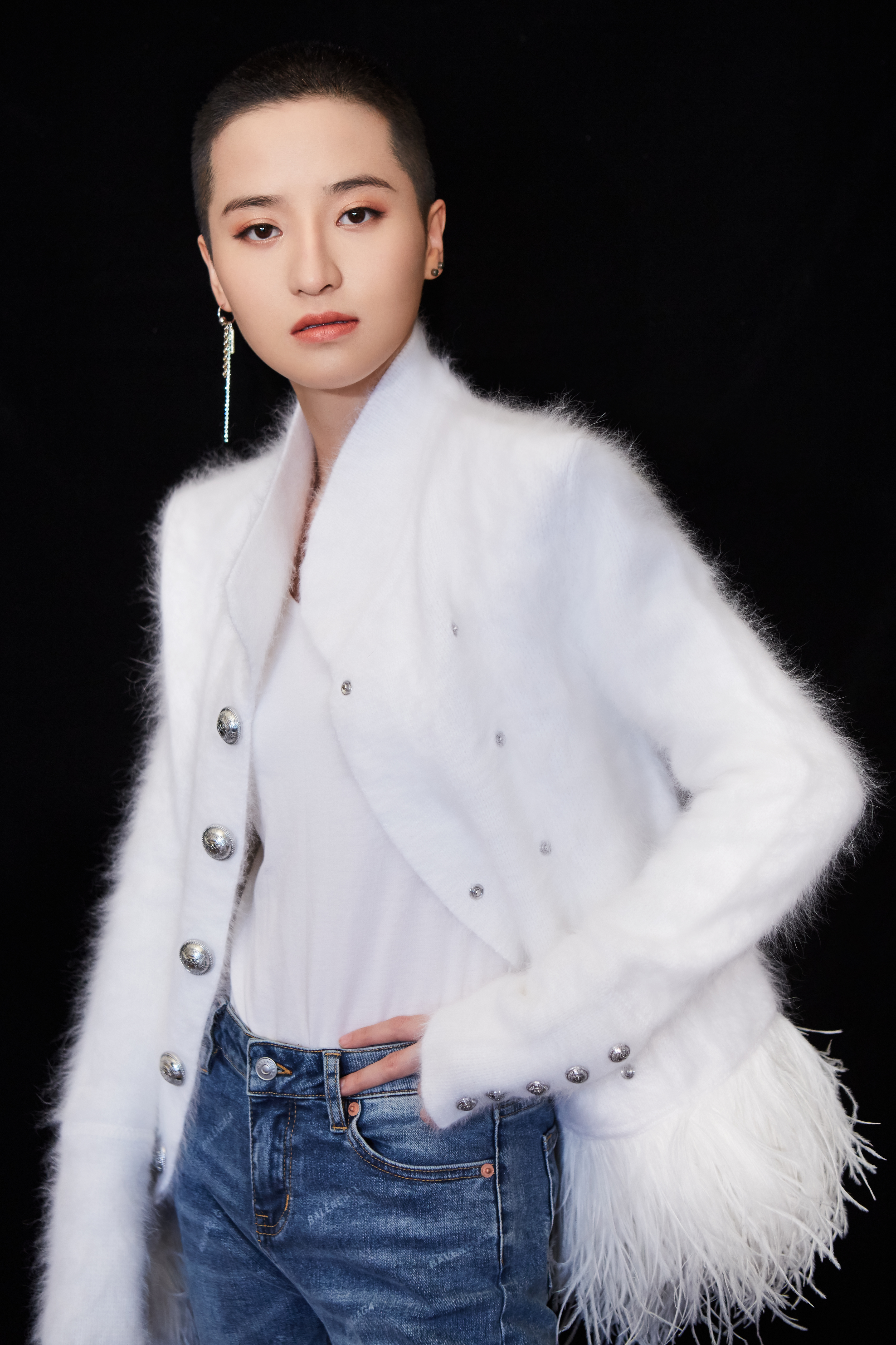  p data-id="gocmgd0tx2">蒋一侨,原名蒋瑶佳,1