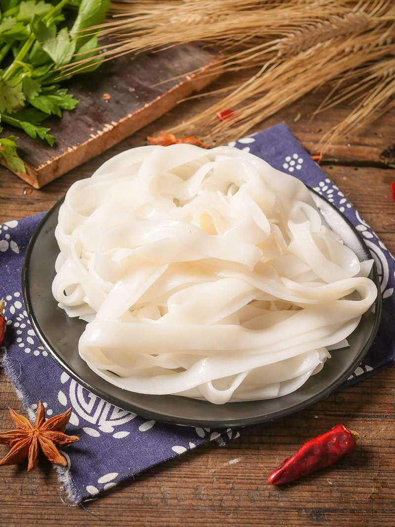  p>河粉(英文:rice noodles),又称沙河粉,形状是扁宽.