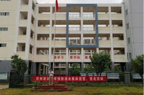  p>钦州港区中学成立于1994年8月 是钦州市沿海地区唯一的一所完全