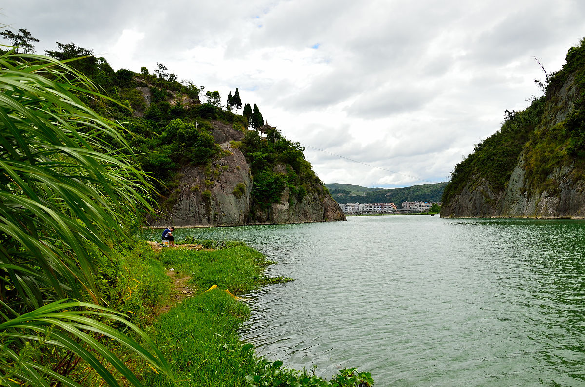  p>石门潭属于雁荡山景区,位于大荆镇西南约一公里处,那儿断崖削壁