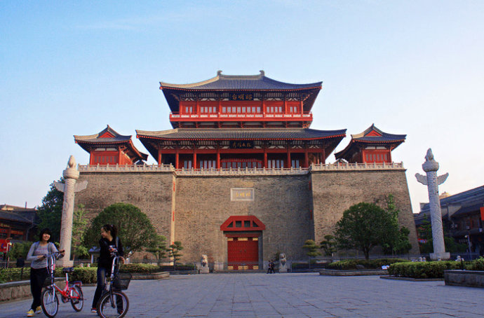 data-lemmaid="1185717">襄阳古城 /a>"山南东道楼",集钟楼,鼓楼之"