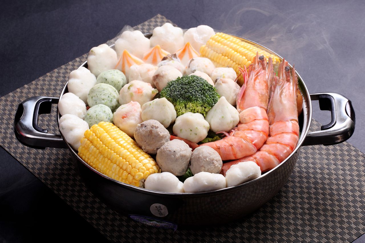  p>鱼丸又称"鱼包肉",用鳗鱼,鲨鱼或者淡水鱼剁蓉,加甘薯粉(淀粉)搅拌