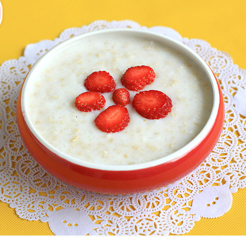 牛奶草莓燕麦粥