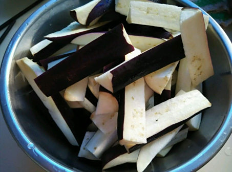 茄子切好备用