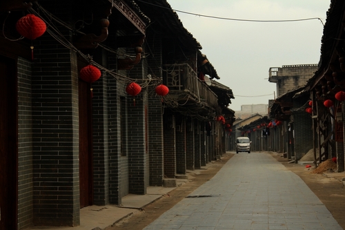  p>南街 a target="_blank" href="/item/古城">古城 /a>位于宾阳县