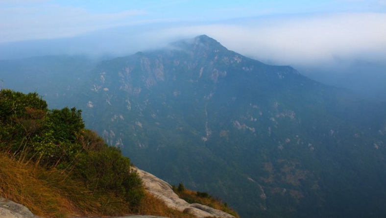  p data-id="gnvhomxu30">绝顶峰即鼓山顶,是福建省福州市著名旅游