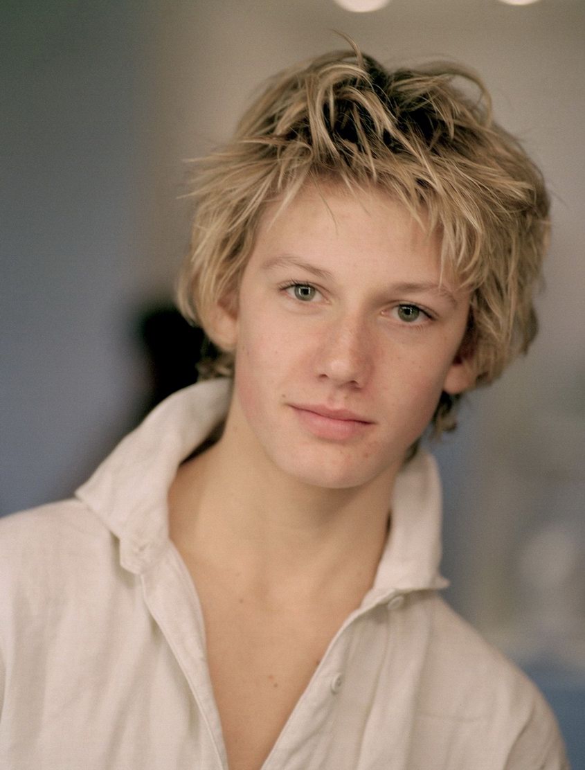  /i>,1990年4月10日出生于英国英格兰赫特福德郡斯蒂夫尼奇,演员