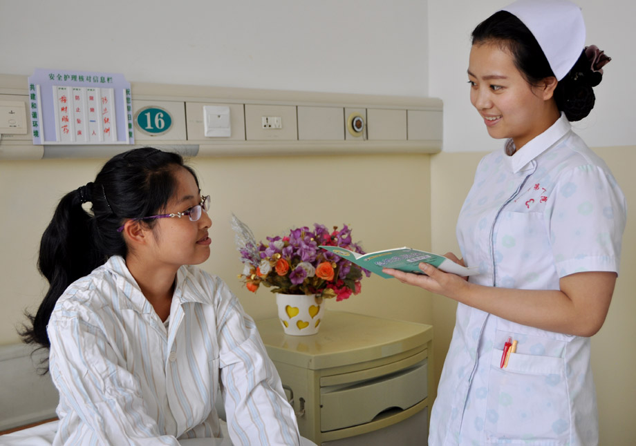 在护患的沟通过程中,护士的语言可以起到辅助治疗,促进康复的作用