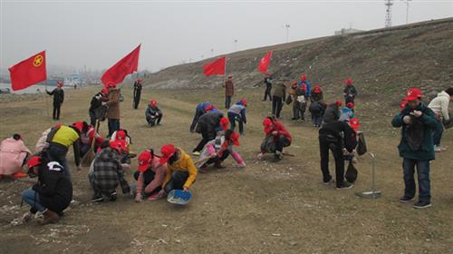  p>岳口初级中学地处汉江之滨,1984年从岳口中学分离出来,名为东方红