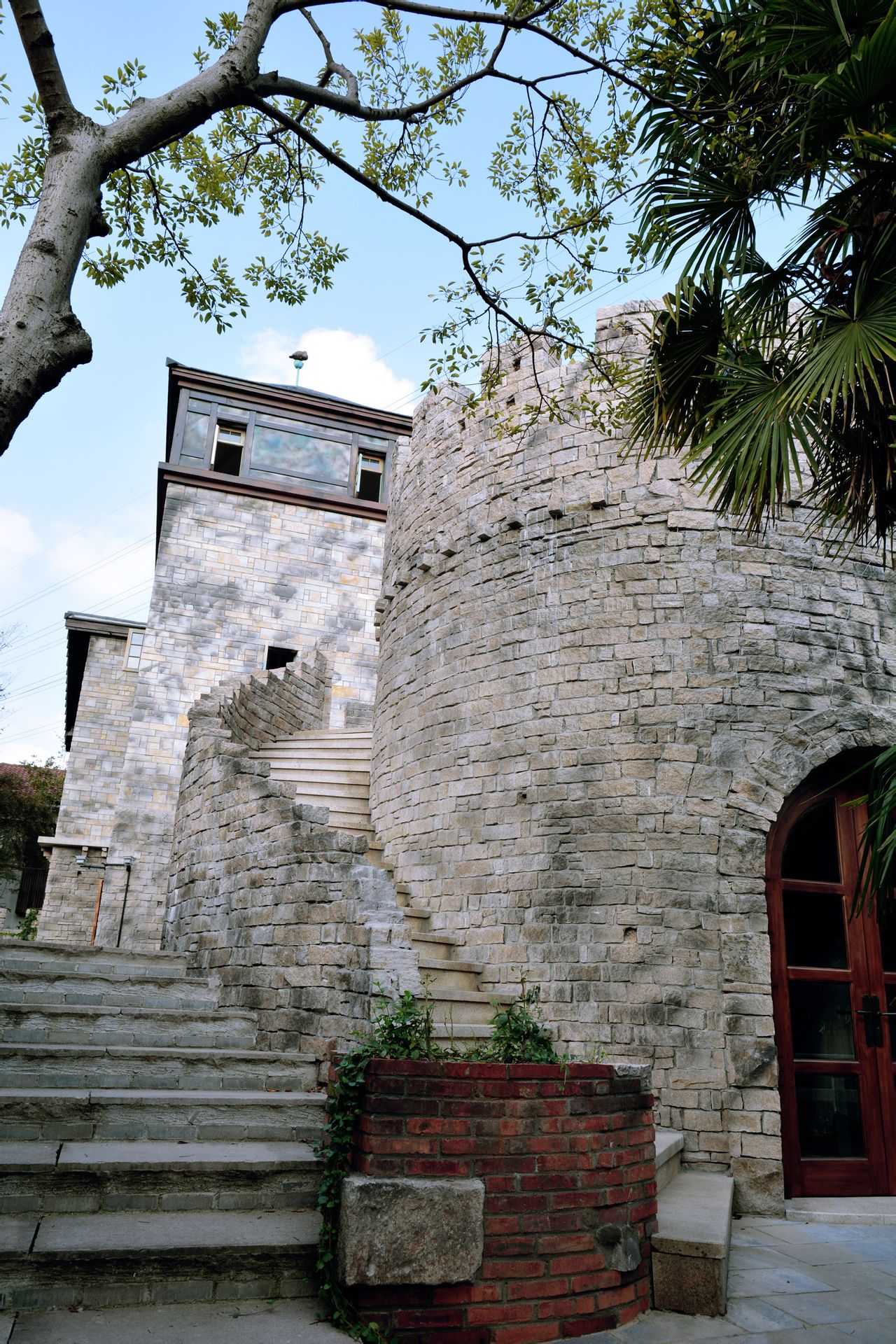  p>上海得丘花园酒店始建于2003年,是集商务会议,婚宴团队,养生餐饮