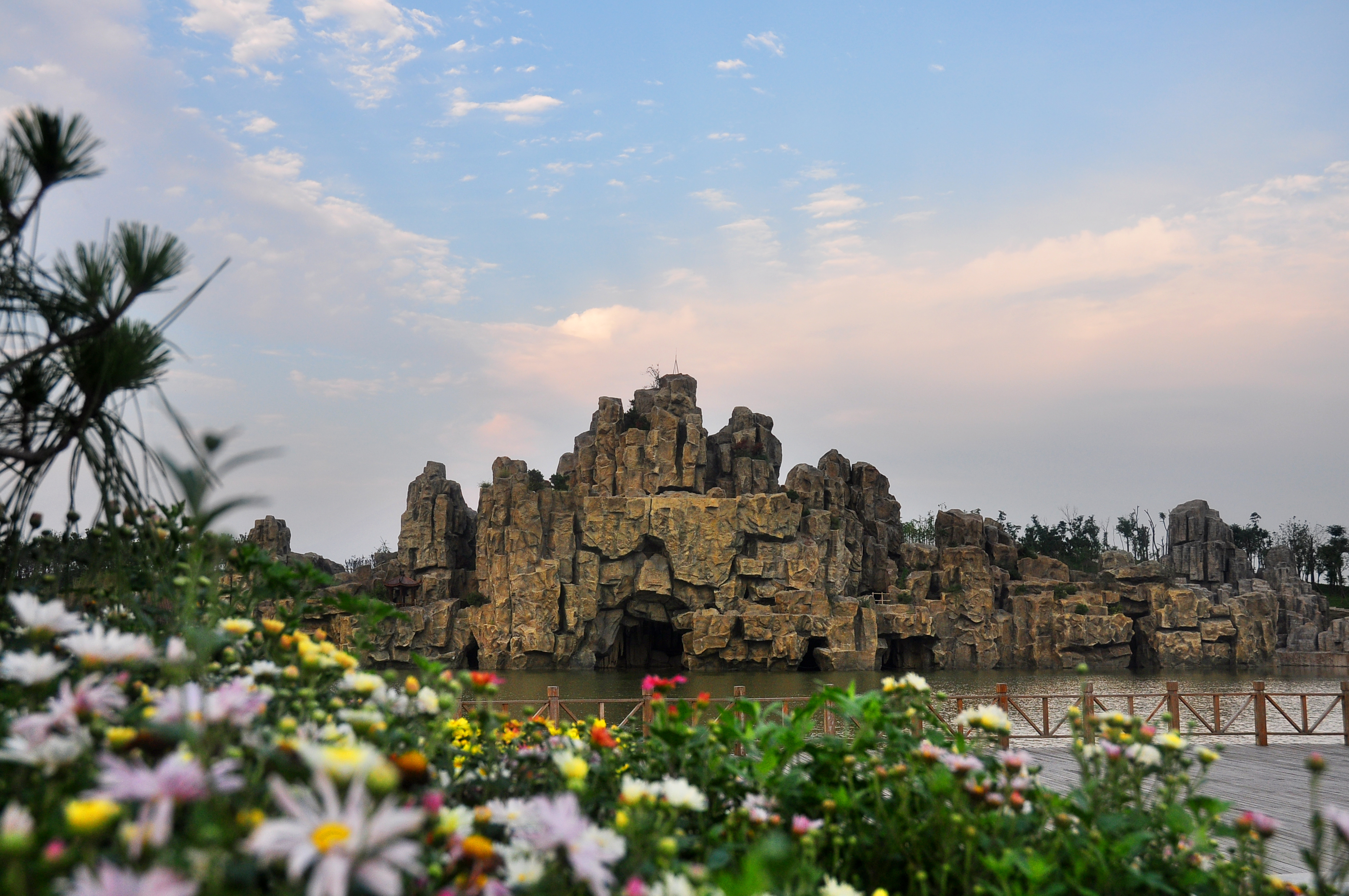  p>汶上县莲花湖湿地位于山东省济宁市汶上县城北沿滨湖大道两公里处