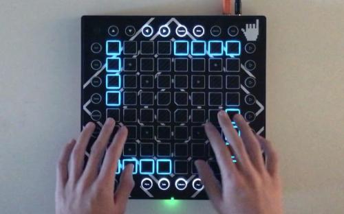  p data-id="gnwjvj6c30">打击垫:英文launchpad控制器,类似于电子