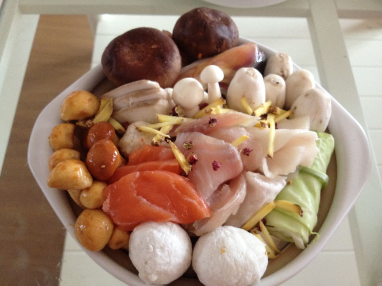 鱼鲜菌菇煲