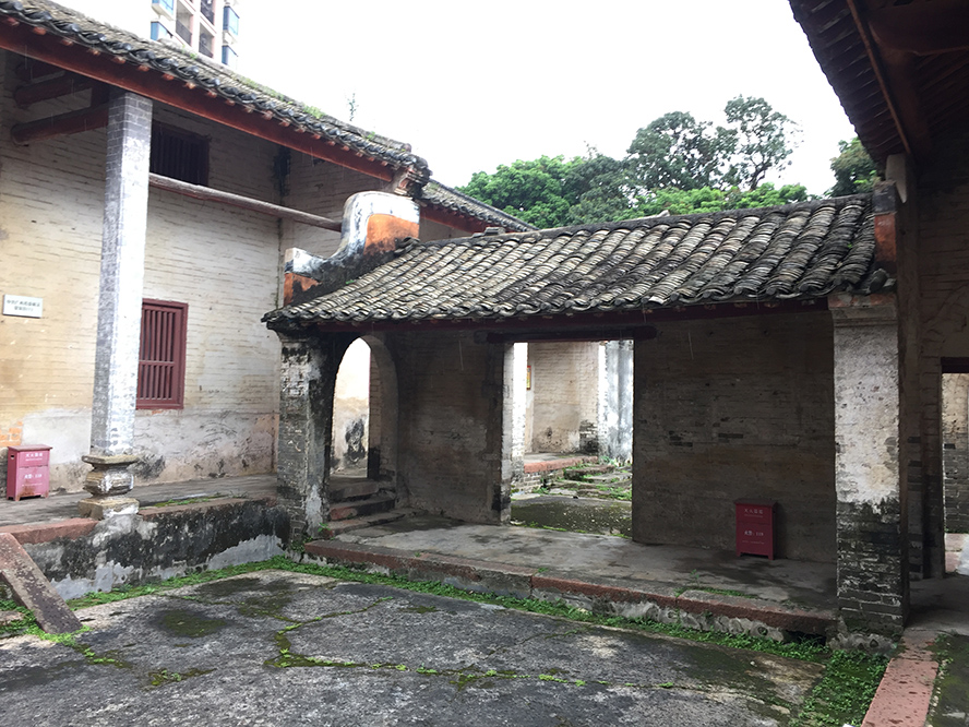 广西特委机关旧址 /b>位于 a target="_blank" href="/item/北流市