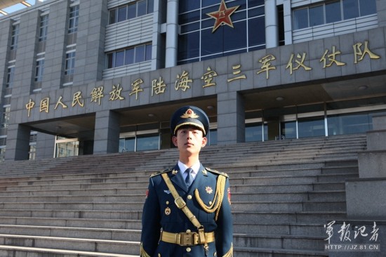 a24woel">解放军新式礼宾服是2014年8月19日解放军三军仪仗队亮相的 a