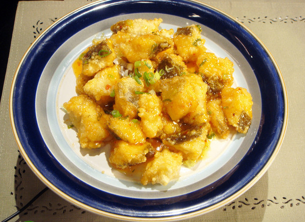  p data-id="gn7vrmc692">泰式香鱼块是一道菜品,由鳕鱼肉,蛋,蒜末等