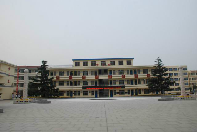  p>赣榆城南高级中学是一所三星级高级中学,位于县城南部(原城南乡