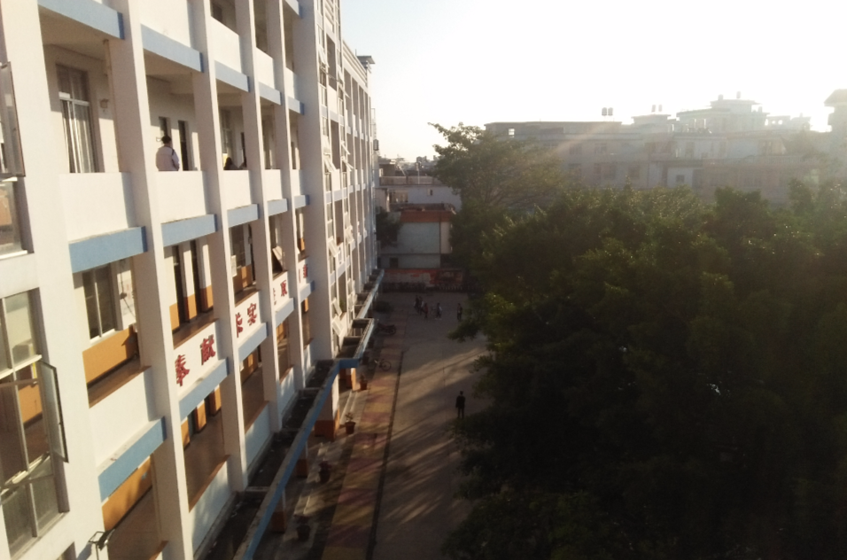  p>诏安县怀恩中学位于福建省漳州市诏安县.是一所公办的中学.