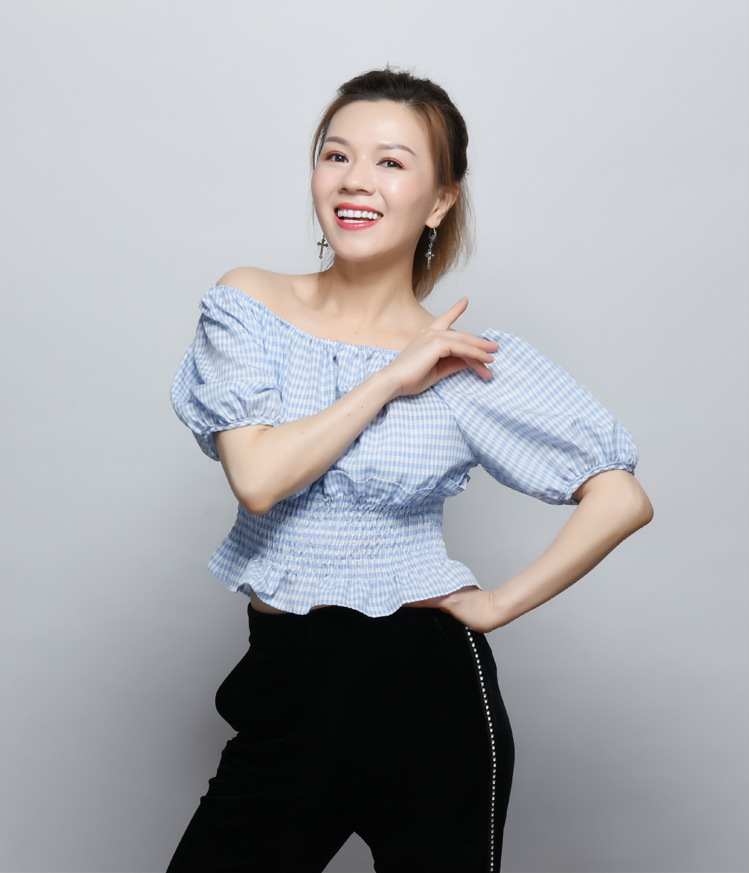  p data-id="gnzkgyccac">苏菲儿,资深传媒人,《 a target="_blank"