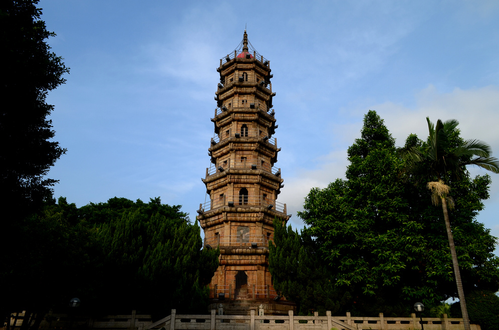  p>罗星塔铭位于福建省福州市马尾区罗星山,嵌在罗星塔第二层向外的